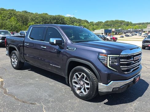 Used 2022 GMC Sierra 1500 SLT w/ SLT Convenience Package AWD/4WD image 2