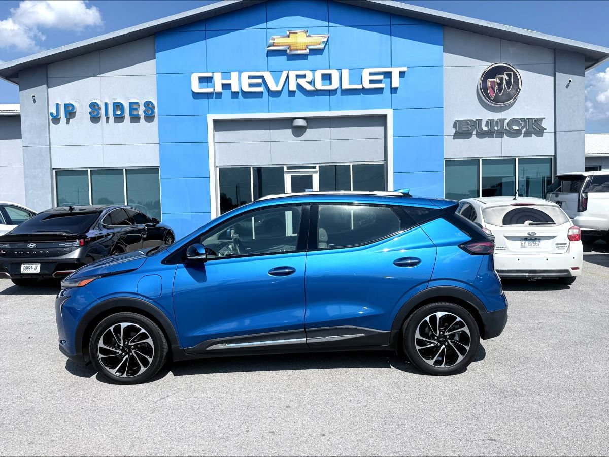Used 2022 Chevrolet Bolt EUV Premier w/ Sun & Sound Package FWD image 4