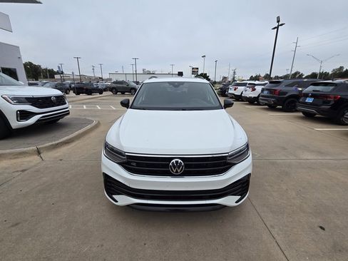 Used 2023 Volkswagen Tiguan SE R-Line image 3