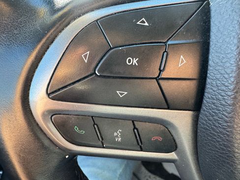 Used 2019 Jeep Cherokee Latitude w/ Cold Weather Group image 17