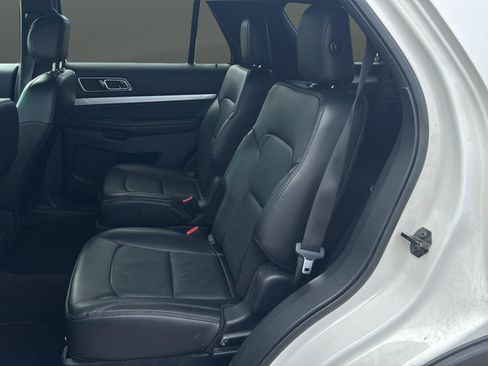 Used 2017 Ford Explorer XLT w/ Equipment Group 202A AWD/4WD image 17