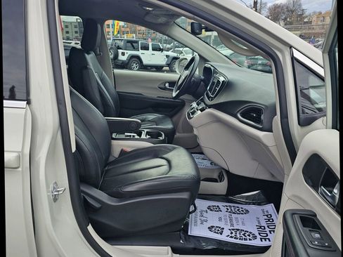 Used 2020 Chrysler Pacifica Touring-L image 9