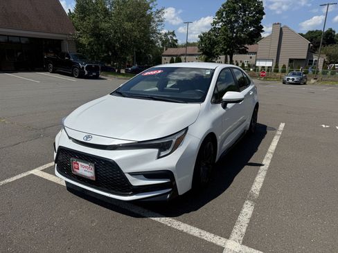 Used 2023 Toyota Corolla SE FWD image 3