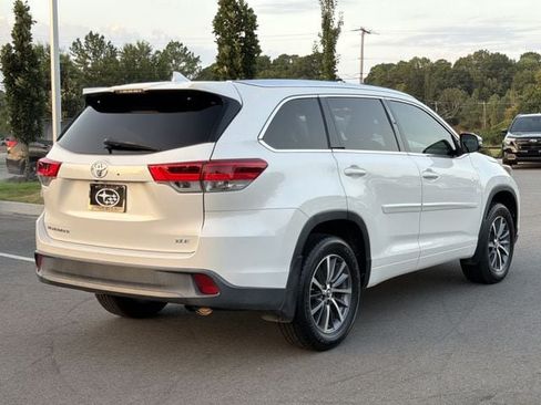Used 2018 Toyota Highlander XLE FWD image 3