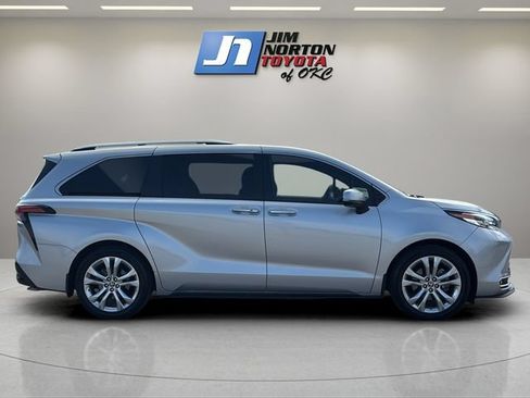Used 2023 Toyota Sienna Platinum FWD image 4