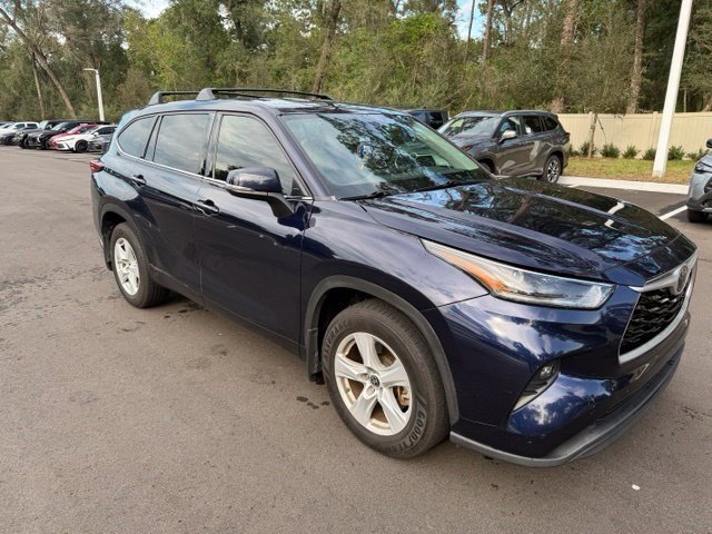 Used 2021 Toyota Highlander LE FWD image 3