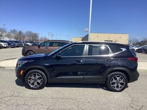 Used 2021 Kia Seltos EX AWD/4WD image 3