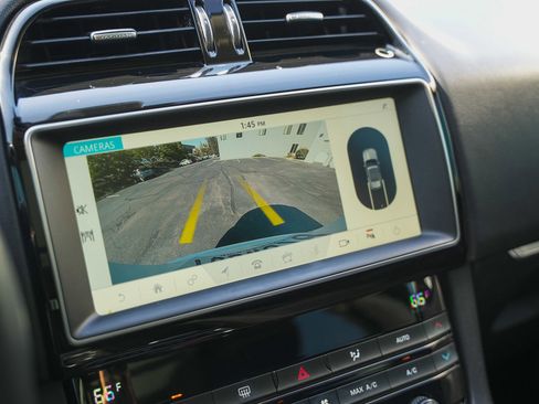 Used 2019 Jaguar F-PACE Premium image 21