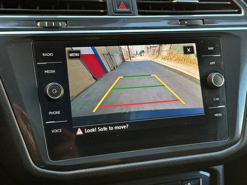 Used 2020 Volkswagen Tiguan SEL AWD/4WD image 19
