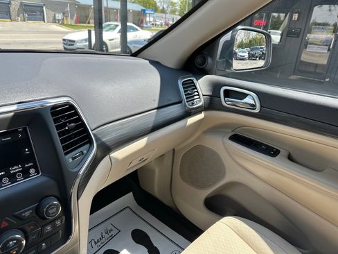 Used 2021 Jeep Grand Cherokee Laredo AWD/4WD image 34
