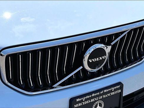 Used 2024 Volvo XC40 B5 Plus AWD/4WD image 31