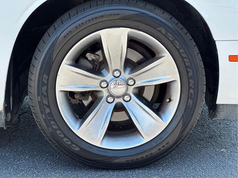 Used 2015 Dodge Challenger SXT RWD image 21