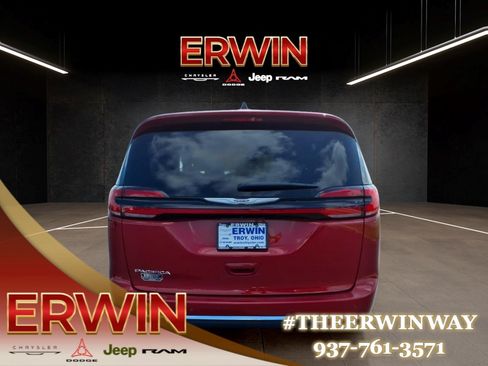 Used 2025 Chrysler Pacifica Select FWD image 6