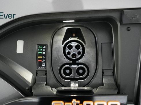 Used 2021 Audi e-tron Prestige w/ Prestige Package image 24