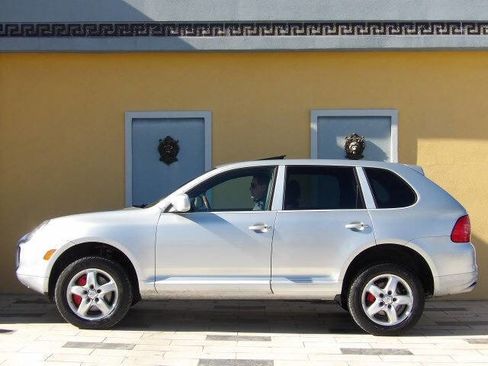 Used 2004 Porsche Cayenne Turbo image 4