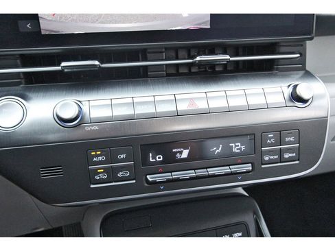 Certified 2025 Hyundai Kona SEL image 28