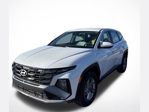 Used 2025 Hyundai Tucson SE image 1