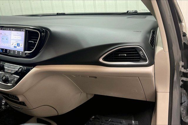 Used 2022 Chrysler Pacifica Touring-L FWD image 16