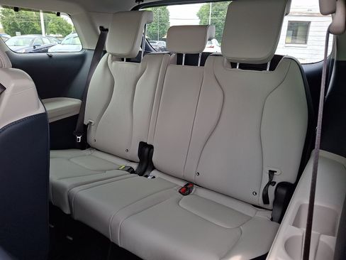 New 2026 Kia Carnival EX FWD image 5