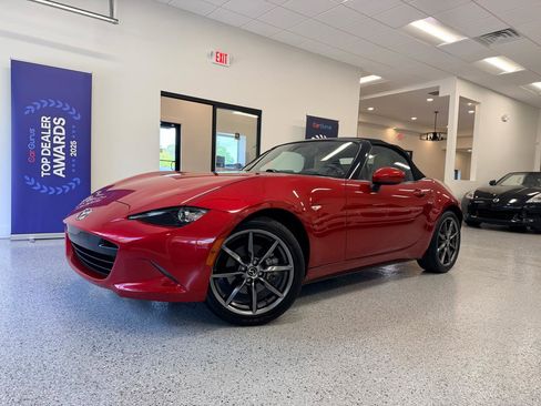 Used 2017 MAZDA MX-5 Miata Grand Touring RWD image 2