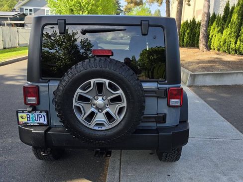Used 2015 Jeep Wrangler Unlimited Rubicon w/ Connectivity Group AWD/4WD image 7