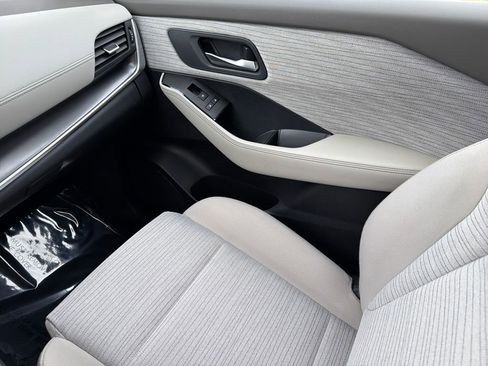 Used 2023 Nissan Rogue SV image 29