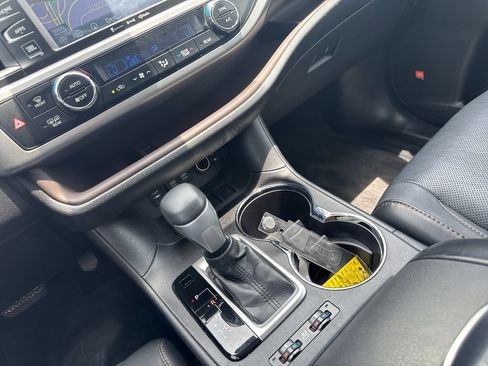Used 2018 Toyota Highlander Limited FWD image 29