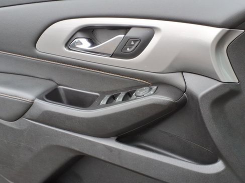 Used 2020 Chevrolet Traverse LT FWD image 19