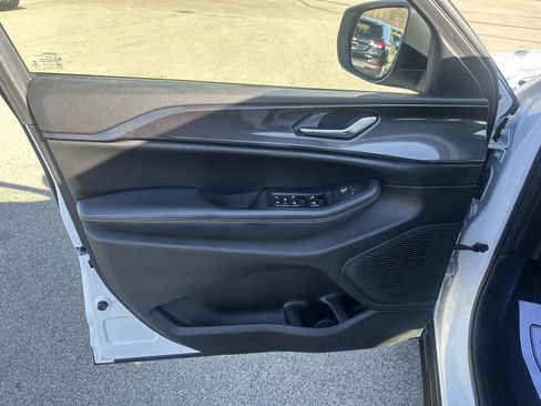 Used 2023 Jeep Grand Cherokee Laredo image 17