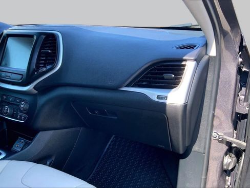 Used 2018 Jeep Cherokee Limited FWD image 17