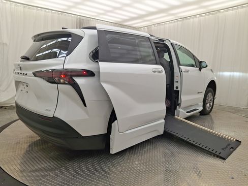 Used 2026 Toyota Sienna XLE FWD image 20