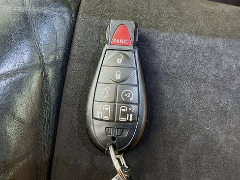 Used 2014 Chrysler Town & Country Touring-L FWD image 12