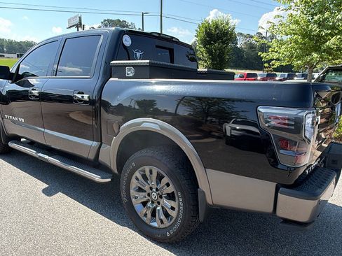 Used 2018 Nissan Titan Platinum Reserve AWD/4WD image 10