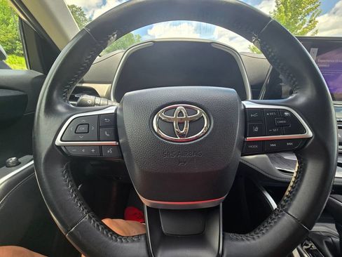 Used 2024 Toyota Highlander XLE AWD/4WD image 24