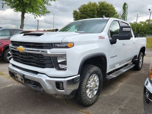 Used 2024 Chevrolet Silverado 2500 LT AWD/4WD image 3