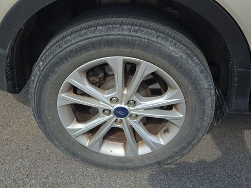 Used 2017 Ford Escape SE w/ Equipment Group 201A AWD/4WD image 5