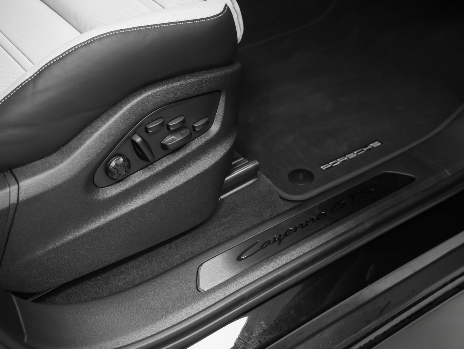 Certified 2026 Porsche Cayenne GTS AWD/4WD image 21