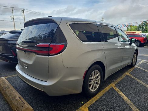 Used 2026 Chrysler Pacifica Select FWD image 4