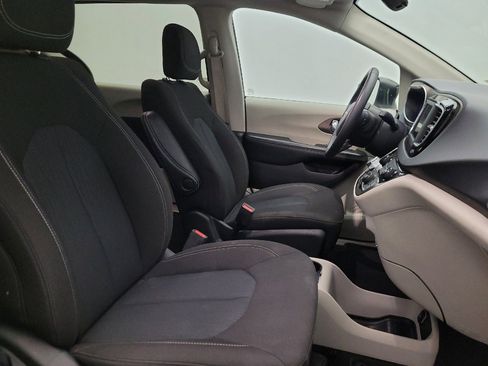 Used 2023 Chrysler Voyager LX FWD image 21