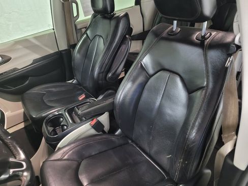 Used 2018 Chrysler Pacifica Touring-L image 5