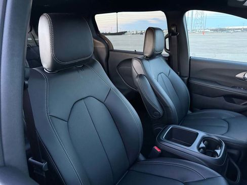 New 2026 Chrysler Pacifica Select image 21