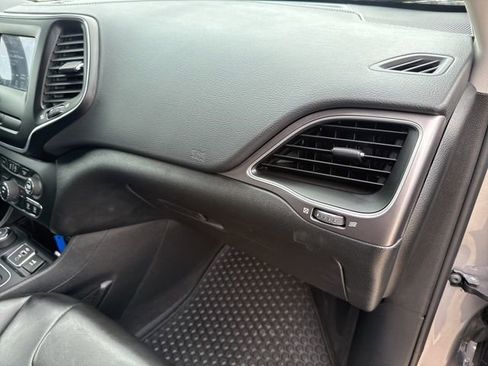 Used 2019 Jeep Cherokee Latitude Plus w/ Cold Weather Group image 57