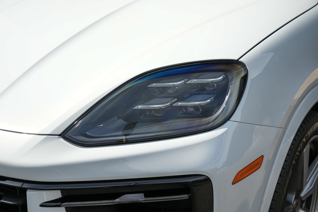Certified 2024 Porsche Cayenne Coupe AWD/4WD image 7