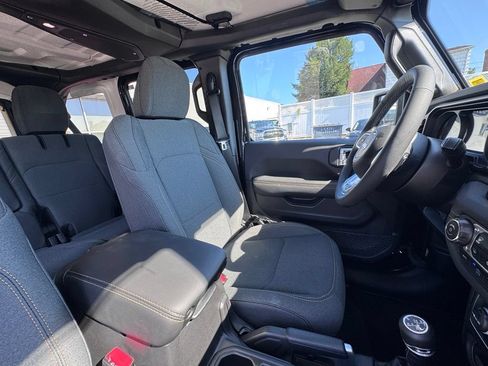 Used 2025 Jeep Wrangler Unlimited Sahara AWD/4WD image 19