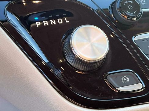 Used 2023 Chrysler Pacifica Touring-L image 27