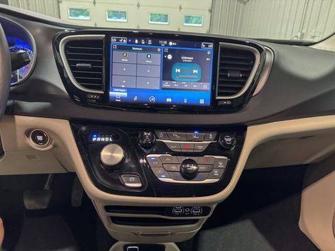 Used 2024 Chrysler Pacifica Touring-L FWD image 15