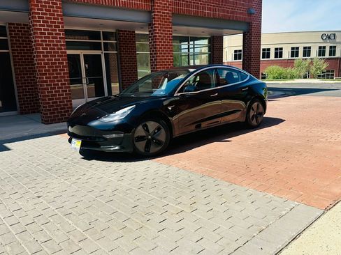 Used 2018 Tesla Model 3 Mid Range RWD image 3
