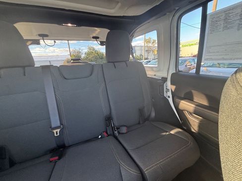 Used 2025 Jeep Wrangler Sahara image 36
