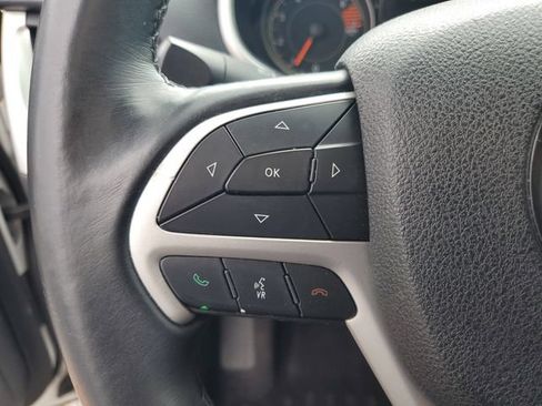 Used 2018 Jeep Cherokee Latitude Plus w/ Comfort/Convenience Group FWD image 11