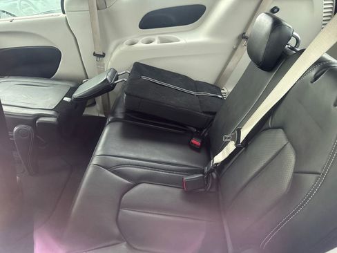 Used 2023 Chrysler Pacifica Touring-L FWD image 9